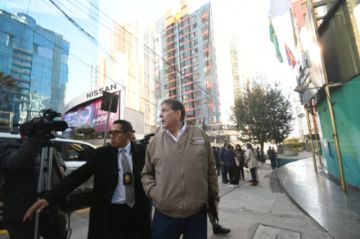Ministros ingresan a oficinas de la ANH en La Paz