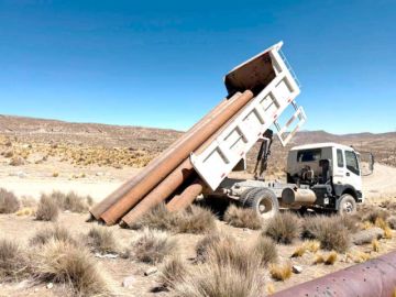 Comunarios permiten cambio de  tuberías en la laguna Lack’achaka