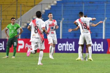 La banda roja celebra uno de los goles.