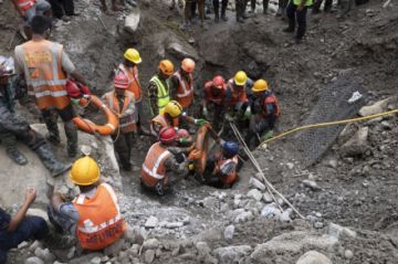 Rescatan con vida a dos trabajadores de un túnel diez días después de la riada en Nepal