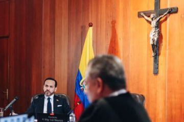 «Viva Cristo Rey», el lema de De la Espriella que abre el debate sobre política y religión