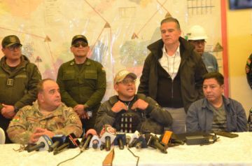 Defensa informa que Hallan pólvora, boosters y material bélico en la zona afectada de Viacha