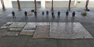 Ecuador decomisa dos toneladas de c*c@ína en un contenedor con fruta que iba a Suecia