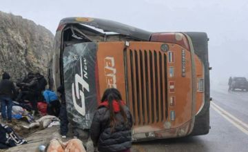 Vuelco de un bus en Tarija deja tres fallecidos y varios heridos