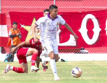 El jugador de Real Potosí, Hugo Rojas, controla e balón.