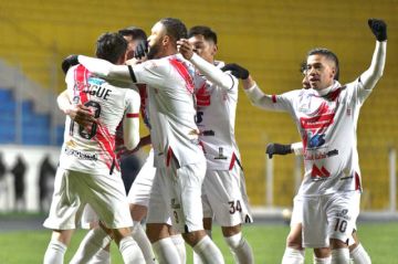 Los locales celebran el gol de la victoria.