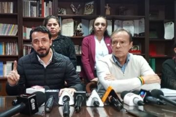 El gobernador de Santa Cruz, Juan Pablo Velasco, en conferencia de prensa.