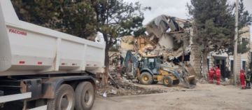 Gobernación de La Paz dispone maquinaria pesada para remoción de escombros en Viacha tras explosiones