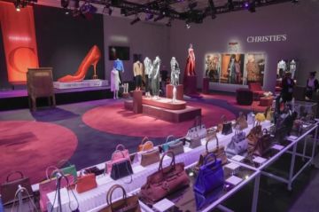 El vestuario de la película " El diablo viste a la moda" se convierte en piezas de colección