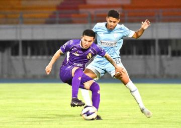 El jugador de Real Potosí, Williams Fernández, controla e balón.