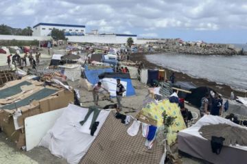 Los migrantes de Ceuta extienden el asentamiento de playa del Trampolín a la Benítez