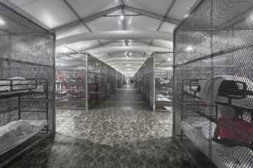 EEUU: Denuncian uso de jaulas y otros abusos a inmigrantes en el centro de detención Alligator Alcatraz