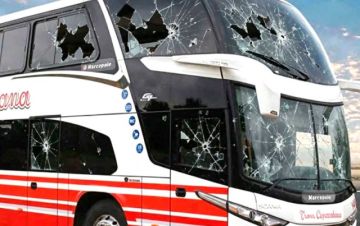 Un bus con 35 pasajeros es atacado a pedradas en carretera hacia Uyuni