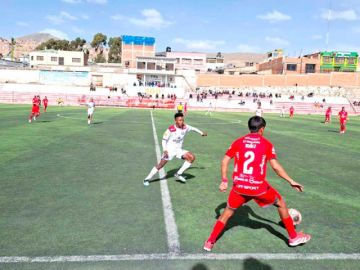 El jugador de Mineros,  Alan Núñez, controla el balón.