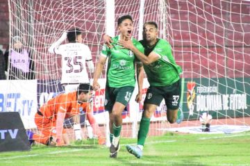 El festejo de los locales tras el empate.