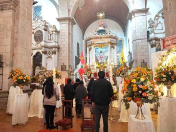 Los fieles visitaron al Señor de la Vera Cruz.