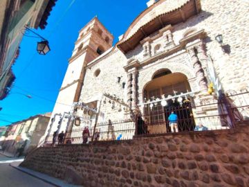 La platería estana al ingreso al templo.