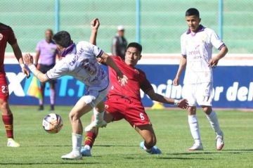 Los jugadores se disputan el balón..