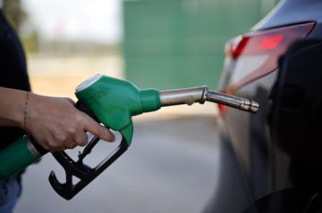 Francia prolonga hasta el fin de año las ayudas por el alza de los carburantes
