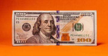 Nueva caída del dólar: Precios tardarán al menos un mes en reflejar el descenso, prevé analista