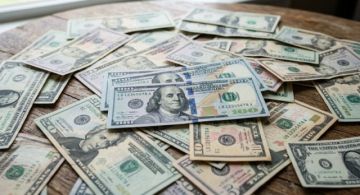 El dólar baja de los 10 bolivianos y se cotiza en Bs 9,83