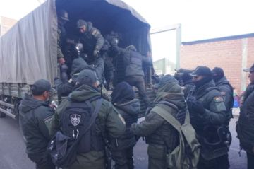 Fuerzas de seguridad resguardan la ruta Cochabamba - Oruro tras el fin de la subvención al diésel
