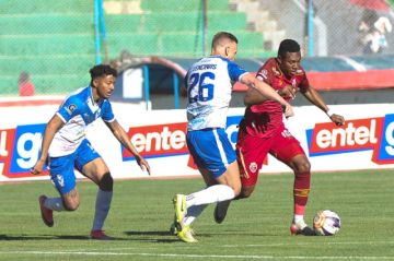La defensa de Real Oruro trata de cortar uno de los ataques del rival.