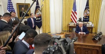 Cadenas de televisión de EEUU suspenden cobertura de Trump en apoyo a medios vetados