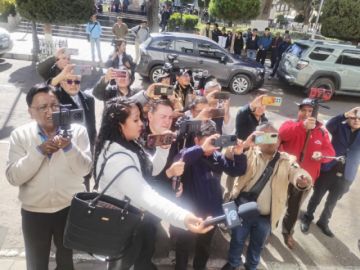Trabajadores de la prensa de base de Potosí marcharon este lunes por las principales calles de la ciudad para exigir al gobernador René Joaquino respeto irrestricto a la libertad d