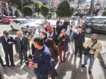 Trabajadores de la prensa de base de Potosí marcharon este lunes por las principales calles de la ciudad para exigir al gobernador René Joaquino respeto irrestricto a la libertad d