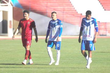 Los jugadores abandonan el campo de juego.