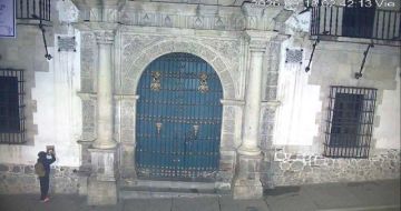 Denuncian a la Felcc pintado de grafiti en la Casa de Moneda