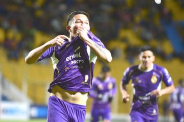 Williams Fernández celebra el gol de la victoria.