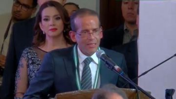 Luis Fernando Camacho recibe máxima distinción de Santa Cruz 