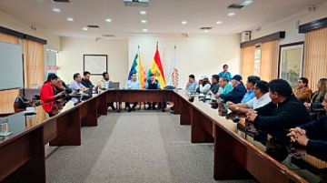 Reportan avances entre Gobierno y transporte por tarifas y costo del diésel en Santa Cruz