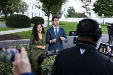 Periodistas entran en la Casa Blanca tras la orden del juez de cesar el veto de Donald Trump