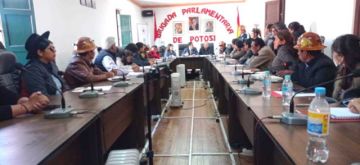 La reunión desarrollada en la Brigada Parlamentaria.