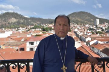 Gobernación de Chuquisaca decreta duelo departamental de tres días por el fallecimiento de arzobispo de Sucre