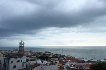 Nueva depresión tropical amenaza el sur de México mientras avanza huracán Polo avanza