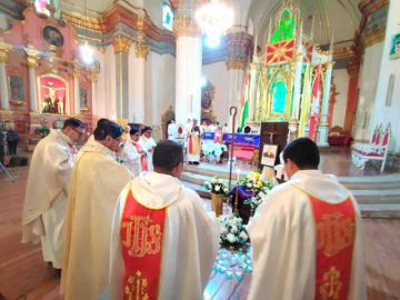 Los sacerdotes bendijeron la foto de Monseñor Centellas.