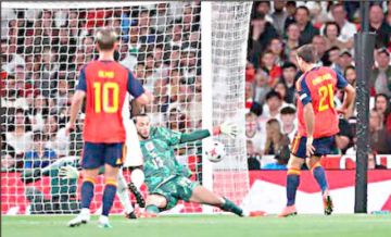 España estrena su título venciendo a Inglaterra