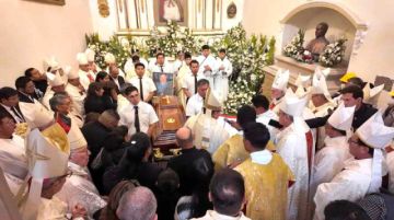 Monseñor yace en la Capilla de San Pedro.