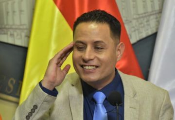 Edmand Lara vuelve a viajar y asiste a Foro Iberoamericano en España