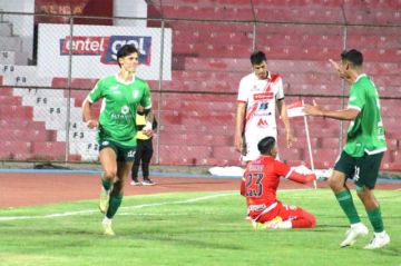 La impotencia del meta Galindo (c) tras el gol de los locales.