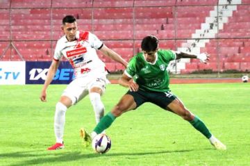 Dos rivales pugnan por la posesión del balón.