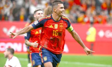 España gana sin brillar  a la República Checa