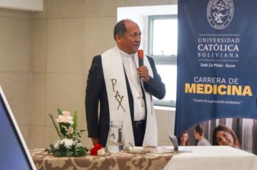 La Iglesia y la UCB honran a monseñor Centellas