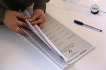 Perú elige autoridades locales en unos comicios con controversia por la «reelección encubierta»