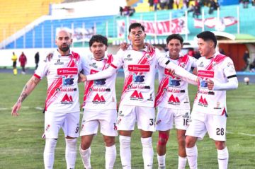 Los jugadores de la banda roja celebran la victoria.
