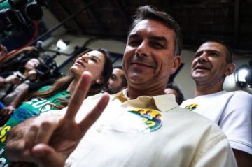 Flávio Bolsonaro dice que su victoria en primera vuelta muestra que Brasil quiere cambio
